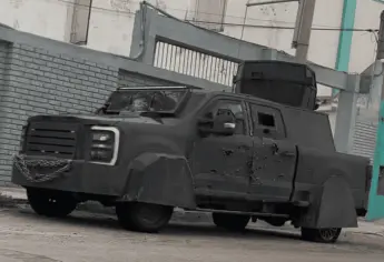 Presencia de camioneta blindada afuera de instalaciones de la FGR causa inquietud entre mazatlecos