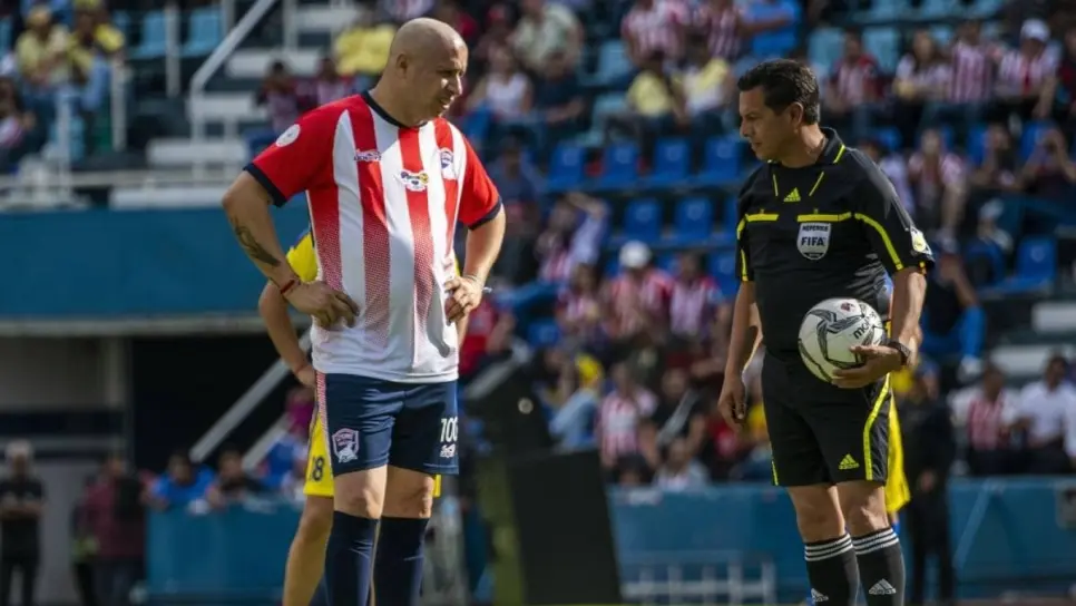 Bofo Bautista golpea a Chepe Guerrero en pleno Juego de Leyendas