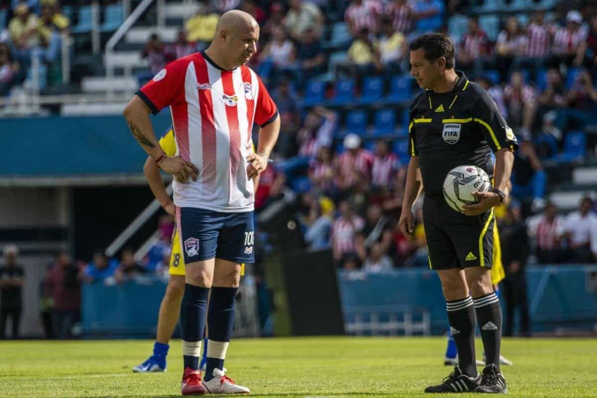 Bofo Bautista golpea a Chepe Guerrero en pleno Juego de Leyendas