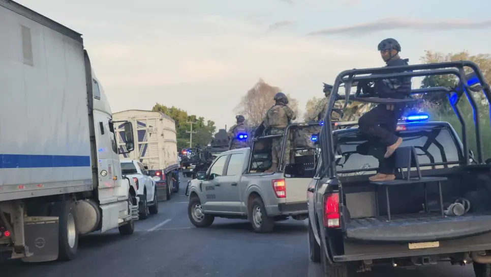 Aseguran a conductor tras persecución y choque en carretera México 15, en Los Mochis