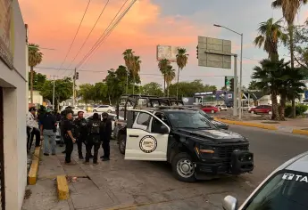 Patrulla de Harfuch se pasa alto y choca contra taxi en Los Mochis