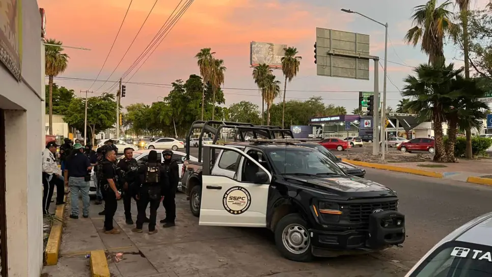 Patrulla de Harfuch se pasa alto y choca contra taxi en Los Mochis