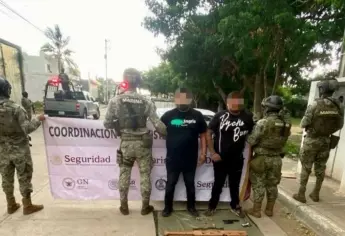Marina detiene a dos hombres que viajaban con arma en carro robado en Mazatlán