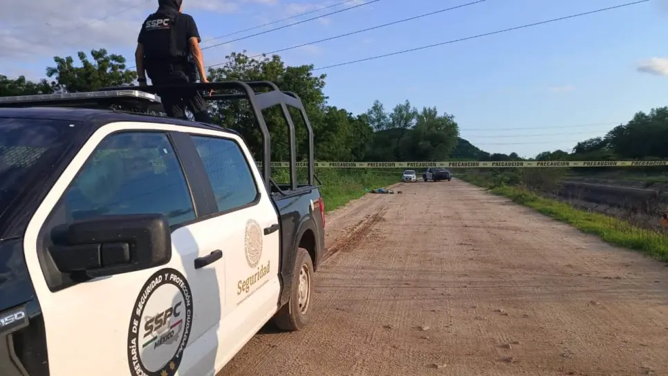 Localizan un cuerpo encobijado cerca de Mojolo, Culiacán