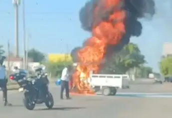 En plena gasolinera de Los Mochis se quema una motocarro expendedora de agua purificada