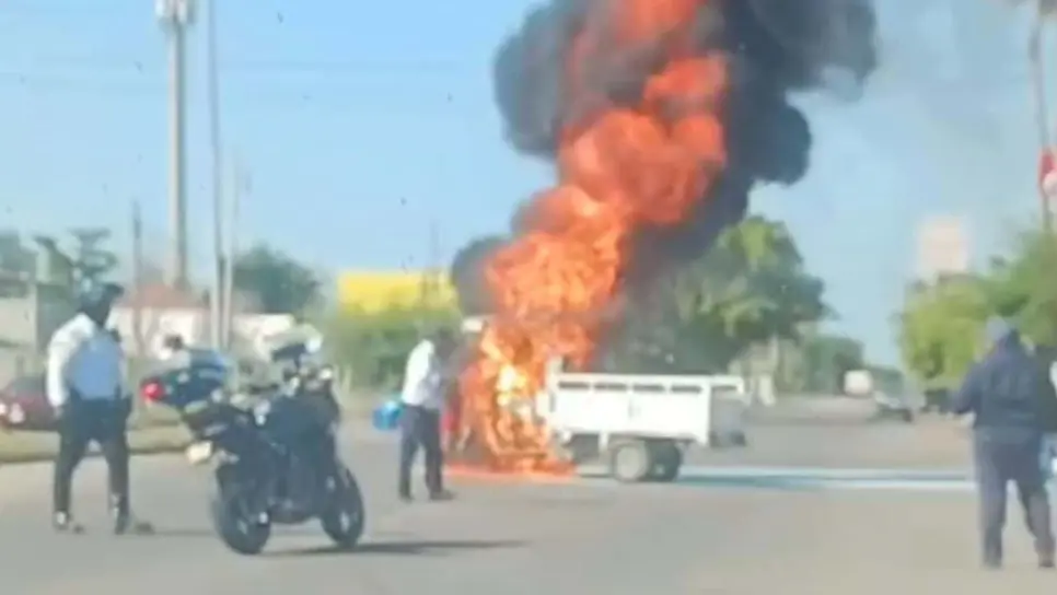 En plena gasolinera de Los Mochis se quema una motocarro expendedora de agua purificada