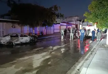 Vehículo se calcina tras salir del taller en la colonia Lázaro Cárdenas, en Culiacán