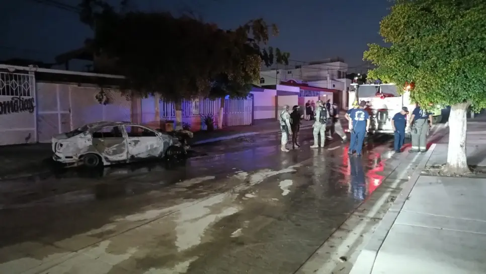 Vehículo se calcina tras salir del taller en la colonia Lázaro Cárdenas, en Culiacán