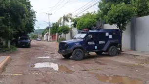 Policías estatales mantienen bajo resguardo el salón de fiestas donde se registró enfrentamiento en la Loma de Rodriguera en Culiacán