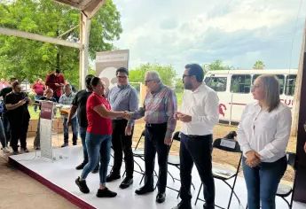 Rocha Moya y Gámez Mendívil entregan pavimentación, viviendas y camión en Tacuichamona, Culiacán