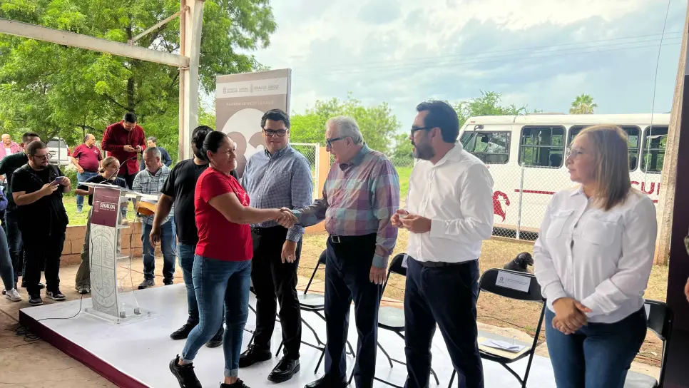 Rocha Moya y Gámez Mendívil entregan pavimentación, viviendas y camión en Tacuichamona, Culiacán