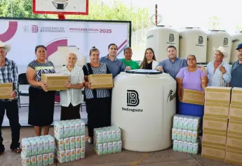 Alcalde de Badiraguato entrega cerca de 400 tinacos para mitigar los efectos de la sequía en Soyatita y Tameapa