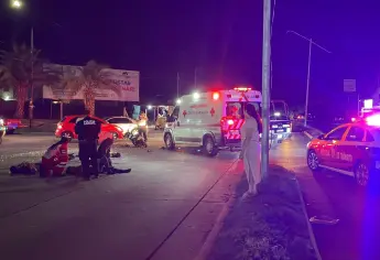 Tres motociclistas terminan lesionados tras impactarse contra un vehículo
