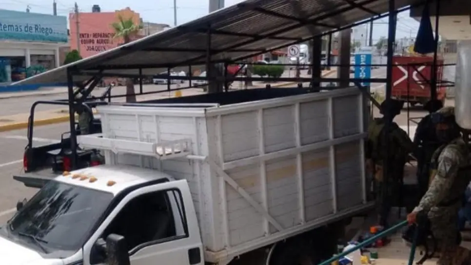 Hombres armados que asaltaban una refaccionaría en Villa Unión fueron detenidos por militares Hombres armados que asaltaban una refaccionaría en Villa Unión fueron detenidos por militares
