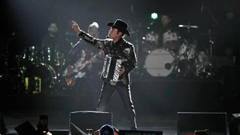 Vocalista de Los Tigres del Norte se accidenta durante presentación en vivo | VIDEO Vocalista de Los Tigres del Norte se accidenta durante presentación en vivo | VIDEO