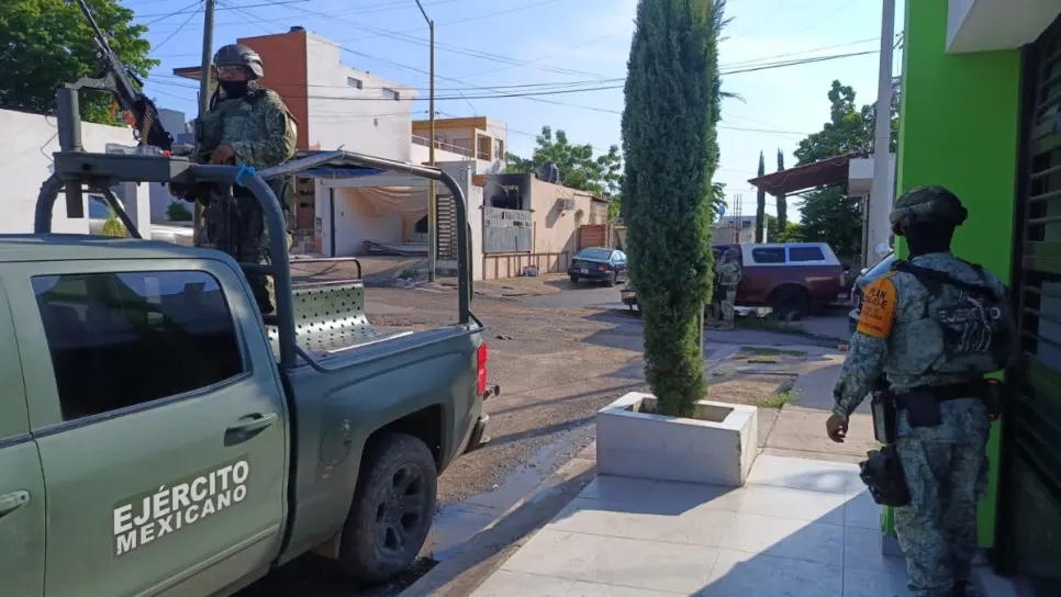 Sujetos armados vandalizan e incendian vivienda en el Fracc. Colinas del Bosque en Culiacán