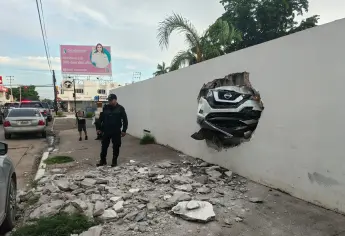 Adulto mayor choca con cinco vehículos y se mete a una pared con todo y vagoneta en Guasave