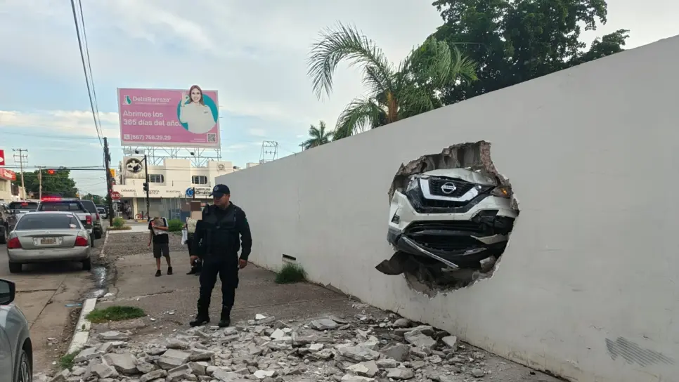 Adulto mayor choca con cinco vehículos y se mete a una pared con todo y vagoneta en Guasave Adulto mayor choca con cinco vehículos y se mete a una pared con todo y vagoneta en Guasave