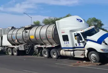 Trailero se queda dormido y se monta al muro de contención de la México 15, a la salida de Los Mochis