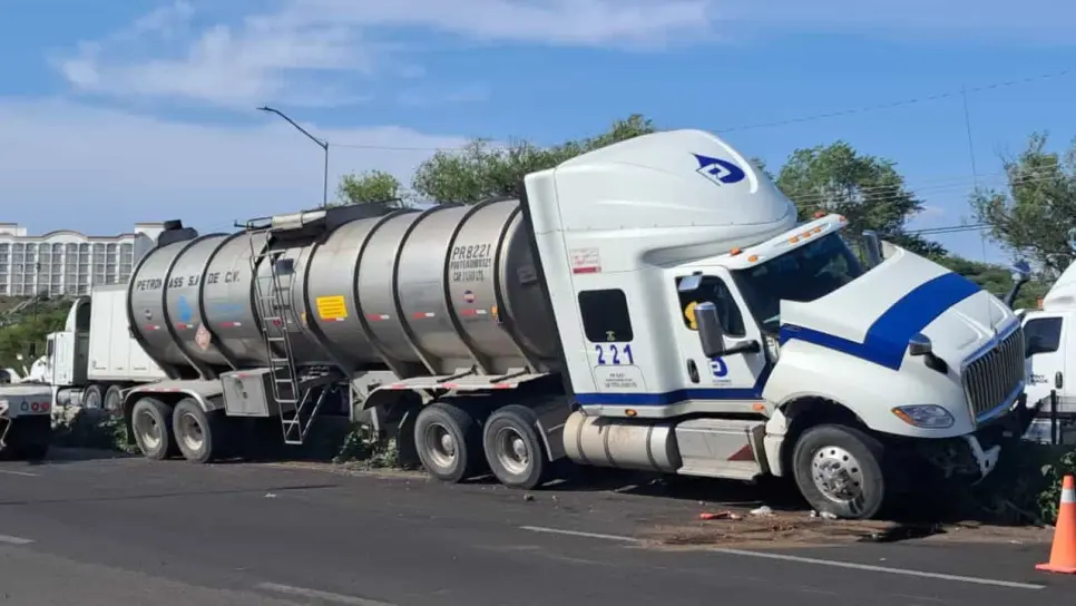 Trailero se queda dormido y se monta al muro de contención de la México 15, a la salida de Los Mochis
