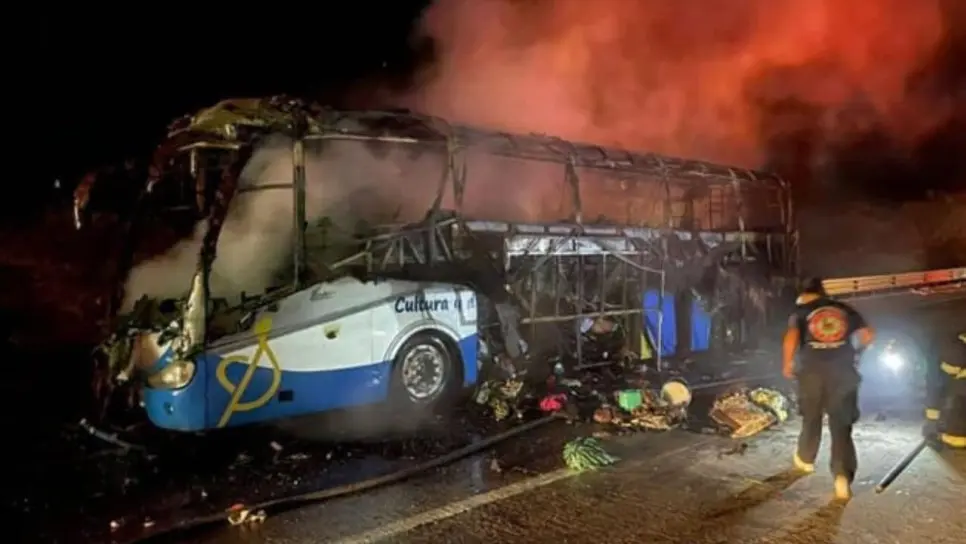 ¿Qué hacer si se incendia el autobús en que viajas? Influencer te explica cómo actuar sin que te gane el miedo | VIDEO ¿Qué hacer si se incendia el autobús en que viajas? Influencer te explica cómo actuar sin que te gane el miedo | VIDEO