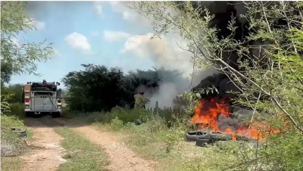 Mega incendio de llantas en Guamúchil provoca pánico; lo confunden con avionetazo Mega incendio de llantas en Guamúchil provoca pánico; lo confunden con avionetazo