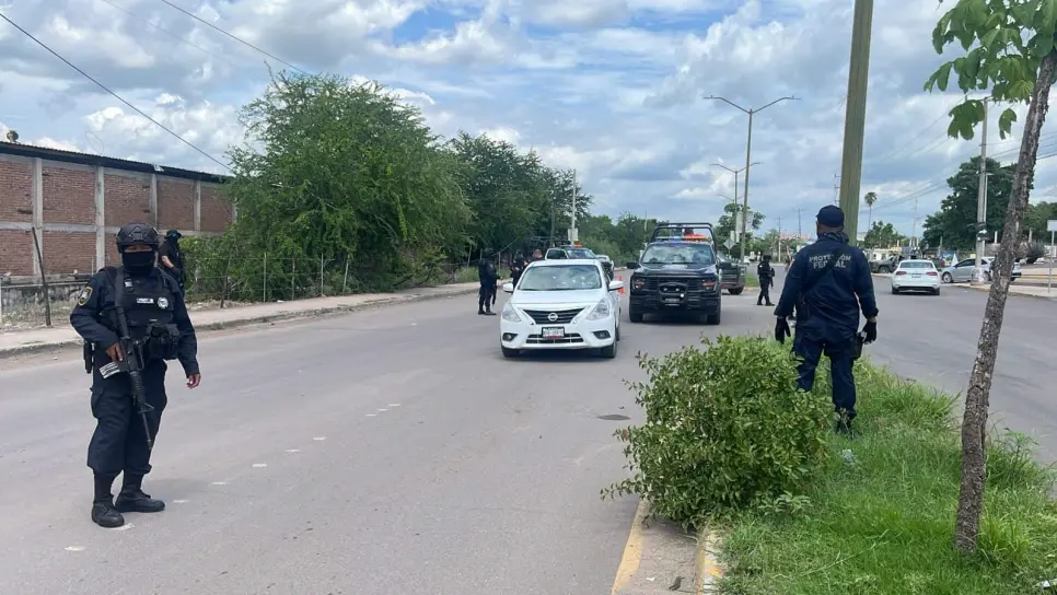 Ejecutan a un joven frente a la plaza Pabellón del sector El Barrio en Culiacán Ejecutan a un joven frente a la plaza Pabellón del sector El Barrio en Culiacán