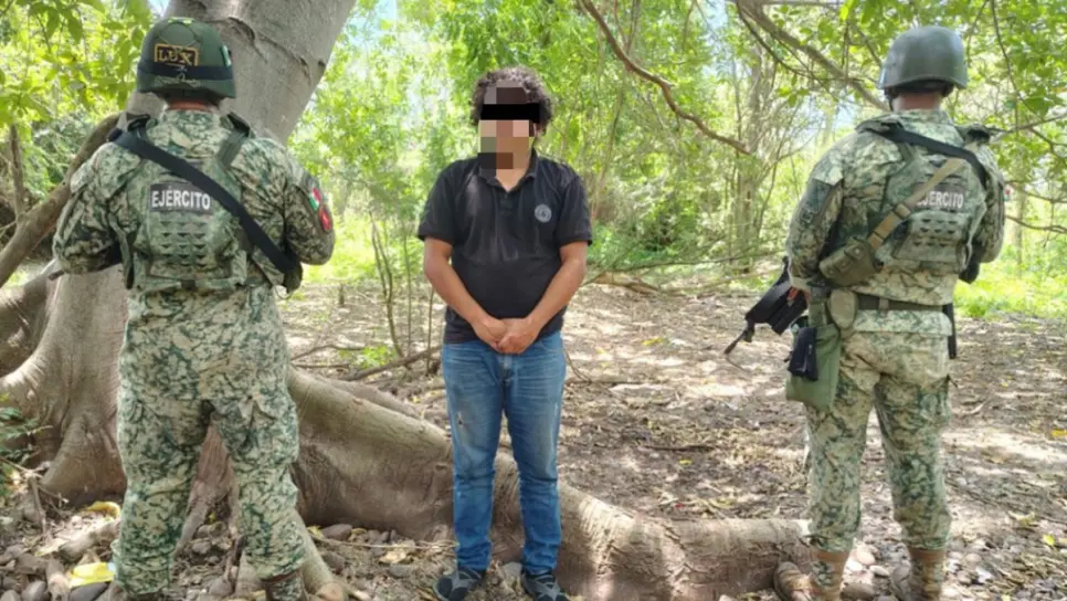 Elementos del Ejército detienen a civil y aseguran 2 vehículos en La Cruz de Elota Elementos del Ejército detienen a civil y aseguran 2 vehículos en La Cruz de Elota