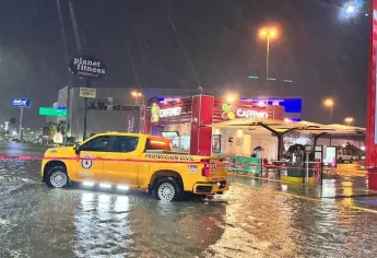 Limita Protección Civil paso a avenidas en Mazatlán por fuertes encharcamientos