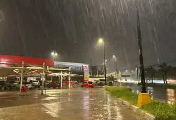 Fuertes lluvias con actividad eléctrica azotan a Mazatlán este martes