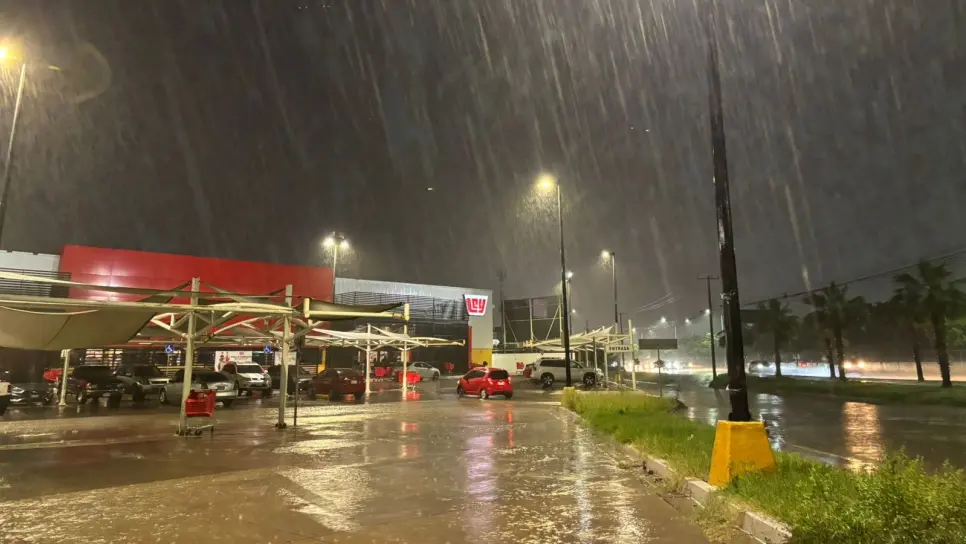 Fuertes lluvias con actividad eléctrica azotan a Mazatlán este martes