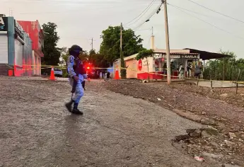 Asesinan a una persona frente a una tienda de abarrotes en la colonia Los Huizaches, en Culiacán.
