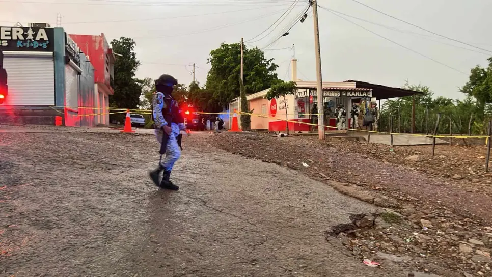 Asesinan a una persona frente a una tienda de abarrotes en la colonia Los Huizaches, en Culiacán.