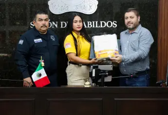 José Paz López Elenes entrega uniformes y calzado a elementos de PC y Bomberos de Badiraguato