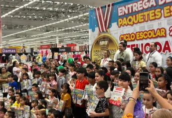 Casa Ley entrega paquetes escolares a niños sobresalientes de Culiacán
