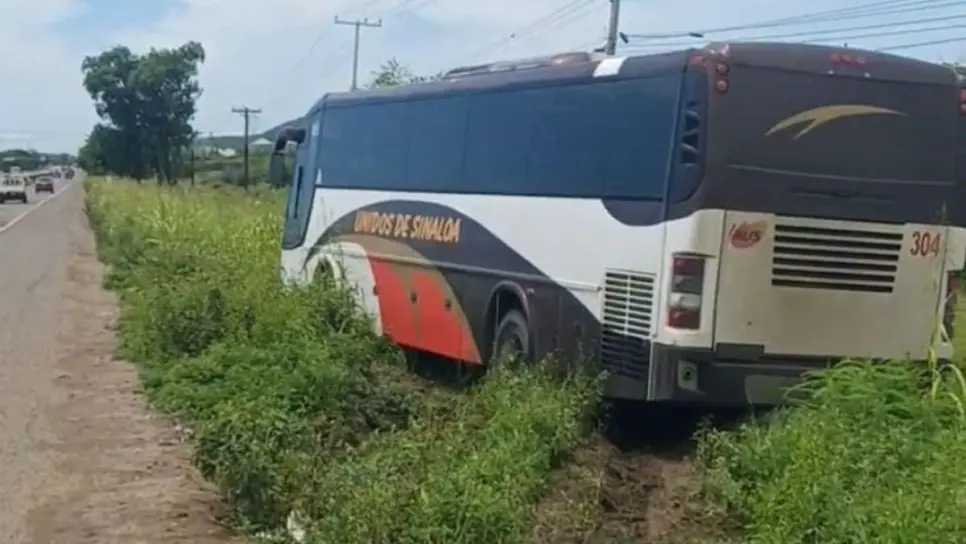 Tremendo susto se llevan pasajeros de autobús al sur de Mazatlán; se sale de la carretera