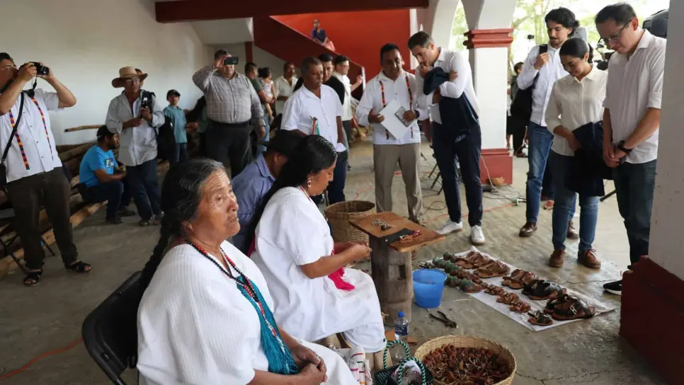 Adidas acude a Oaxaca para disculparse por polémicos huaraches Adidas acude a Oaxaca para disculparse por polémicos huaraches