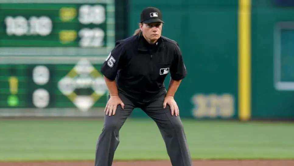 Jen Pawol hace historia otra vez al volver como umpire en serie entre Piratas vs Rockies Jen Pawol hace historia otra vez al volver como umpire en serie entre Piratas vs Rockies