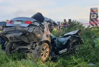 Fatal choque contra árbol en El Burrión, Guasave dejó un hombre sin vida y una mujer lesionada