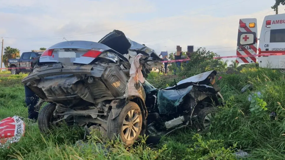 Fatal choque contra árbol en El Burrión, Guasave dejó un hombre sin vida y una mujer lesionada Fatal choque contra árbol en El Burrión, Guasave dejó un hombre sin vida y una mujer lesionada