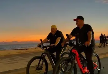El Coyote y Chuy Lizárraga se ejercitan en bicicleta en el Malecón de Mazatlán