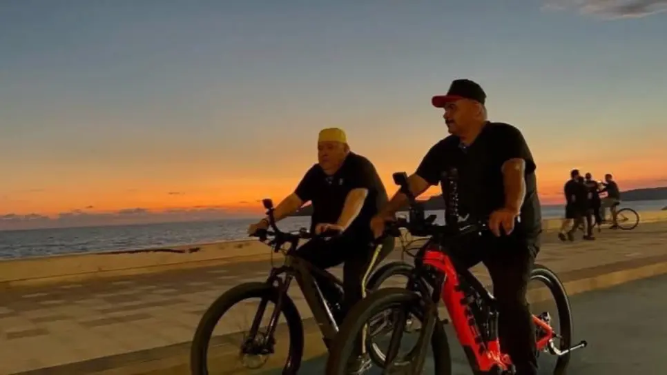 El Coyote y Chuy Lizárraga se ejercitan en bicicleta en el Malecón de Mazatlán El Coyote y Chuy Lizárraga se ejercitan en bicicleta en el Malecón de Mazatlán