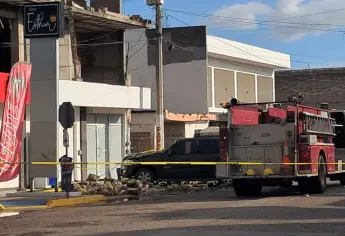 Tras fuerte lluvia, colapsa barda, daña vehículos y deja sin luz a colonia de Los Mochis