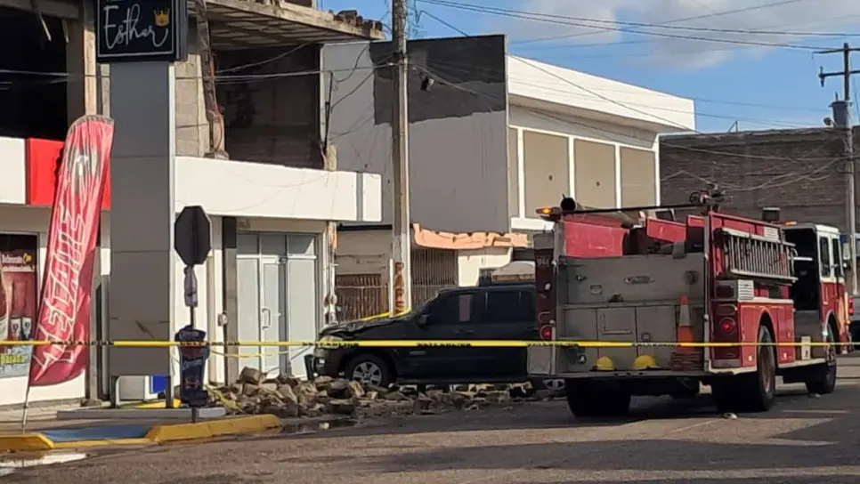 Tras fuerte lluvia, colapsa barda, daña vehículos y deja sin luz a colonia de Los Mochis Tras fuerte lluvia, colapsa barda, daña vehículos y deja sin luz a colonia de Los Mochis
