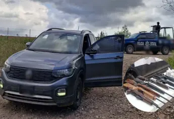 Aseguran una camioneta robada repleta de rifles, equipo táctico, municiones y droga, en San Pedro, Navolato