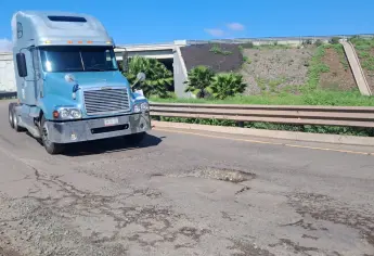 Aparece enorme bache en “El Trébol” y vehículos terminan ponchados