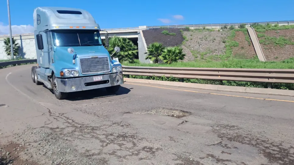 Aparece enorme bache en “El Trébol” de Los Mochis y vehículos terminan ponchados Aparece enorme bache en “El Trébol” de Los Mochis y vehículos terminan ponchados