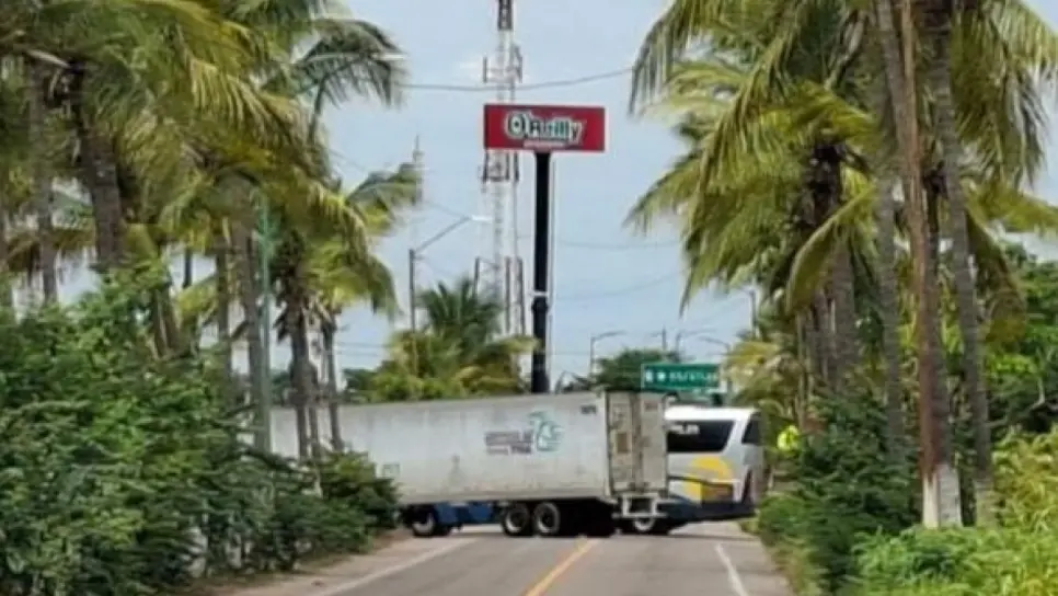 Tras bloqueo y enfrentamientos, liberan carreteras en Escuinapa Tras bloqueo y enfrentamientos, liberan carreteras en Escuinapa