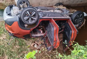 ¡Tenían días ahí! Dentro de camioneta localizan a 3 personas bajo puente de la Mazatlán-Culiacán en Elota