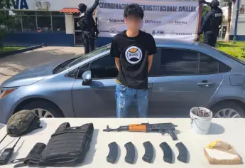 Aseguran vehículo y detienen a un civil con un rifle cuerno de chivo, municiones y droga en Culiacán